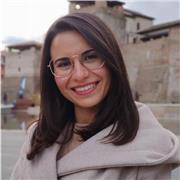 Docente di scuola primaria impartisce lezioni per scuola primaria e media